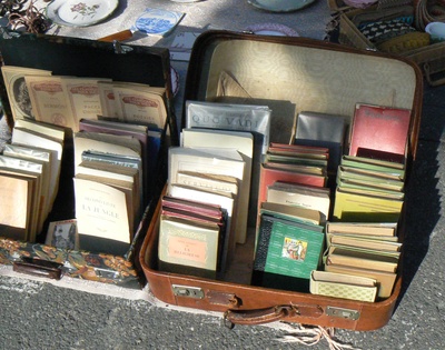 Bücherkoffer auf dem Trödelmarkt