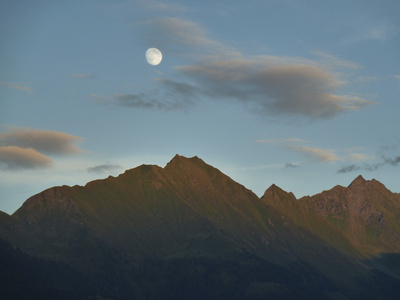 Alpengipfel mit Mond bei Sonnenuntergang
