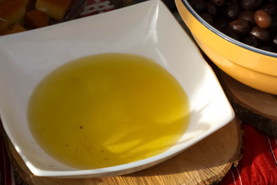 Dip mit Olivenöl und Kurkumapulver
