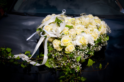 Hochzeitsgesteck weiße Rosen