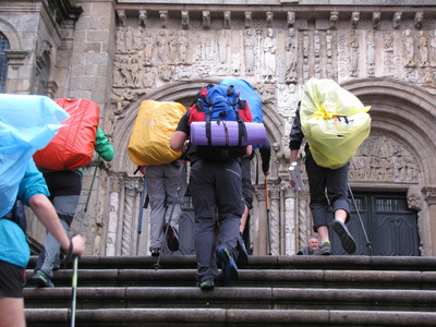 Pilger auf dem Weg in die Kathedrale von Santiago de Compostela