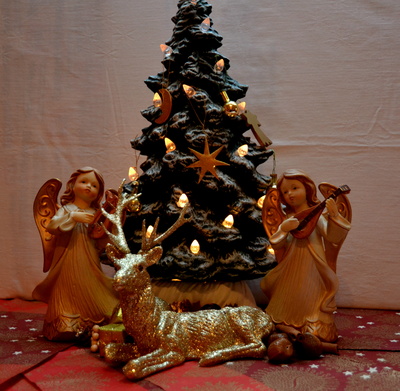 Engel vor dem Weihnachtsbaum