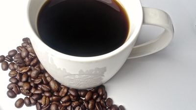 Tasse mit Kaffeebohnen