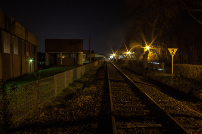 Schienen bei Nacht