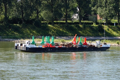Das Bojen-Boot am Rhein zu Köln
