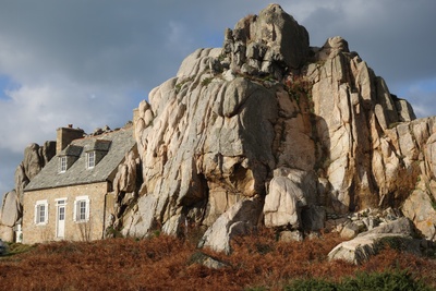 Das Haus zwischen den Felsen