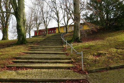 Die Treppe zum Schulhaus