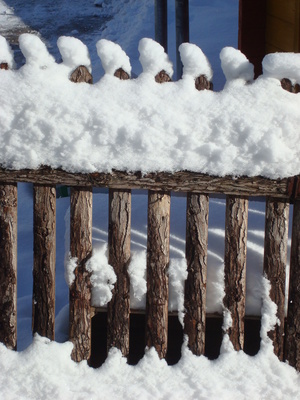 Holzzaun mit Schnee verziert
