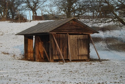 Eine alte Hütte im Winter