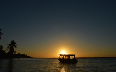 Boot auf dem Meer beim Sonnenuntergang
