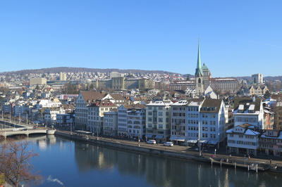 Zürich: Limmatquai mit Predigerkirche