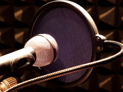 Mikrophon mit Windschutz im Studio