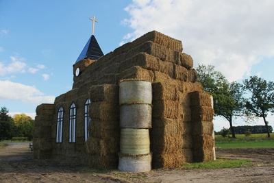 die Kirche aus Strohballen