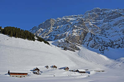 Alp-Sennerei im Schnee versunken