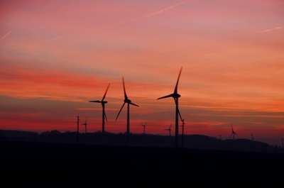 Wind Kraft Anlage im Sonnenuntergang