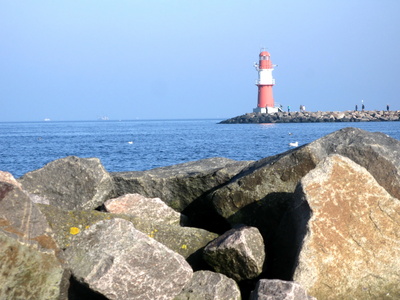 Der rote Leuchturm in Warnemünde-Hafeneinfahrt