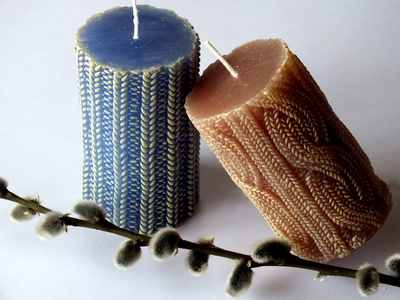 Kerzen mit Strickmuster und palmzweig