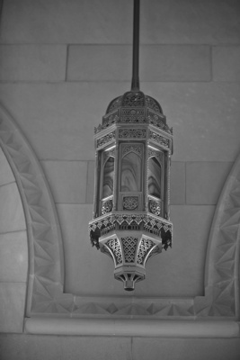 Ein Leuchter der Sultan Qaboos Mosche schwarzweiss