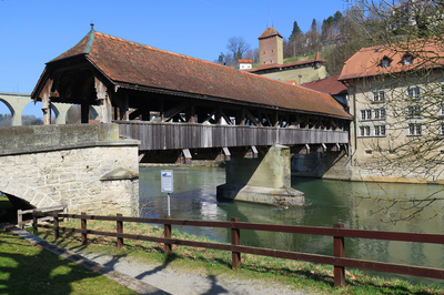 Holzbrücke: Pont de Milieu