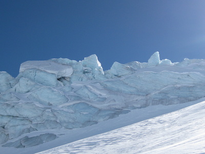 Vorbei am Gletscherabbruch