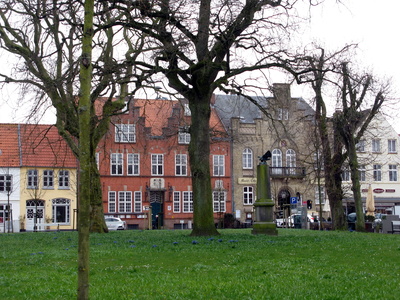 Blick auf das Rathaus und Amtsgericht von Friedrichstadt