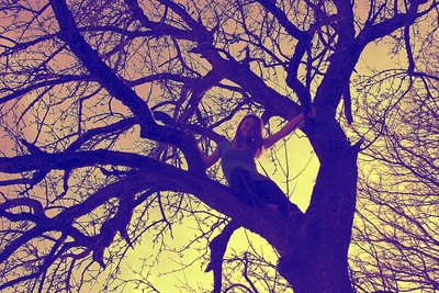 Mädchen auf dem Baum