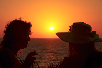 Frauengespräche beim Sonnenuntergang