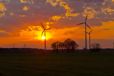 Sonnenuntergang zwischen Windrädern