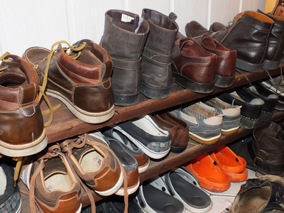 Viele Schuhe im Schuhregal