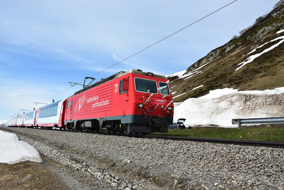 Glacier-Express auf dem Oberalppass