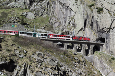 Matterhorn-Gotthard-Bahn in der Schöllenenschlucht