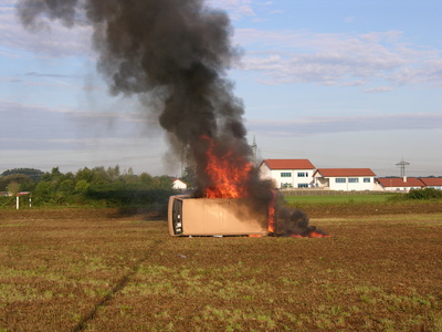 VW Bus in Flammen