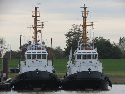 Schlepper im Aussenhafen Emden