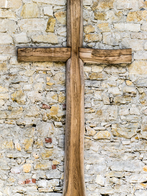 Steinmauer mit Holzkreuz