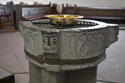 Taufstein aus dem 12. Jahrhundert