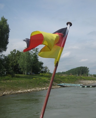 Deutsche Fahne an einem Rheinbötchen