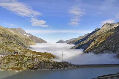 Staumauer trennt Nebelmeer vom Stausee