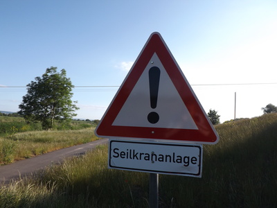 Warnschild am Radweg