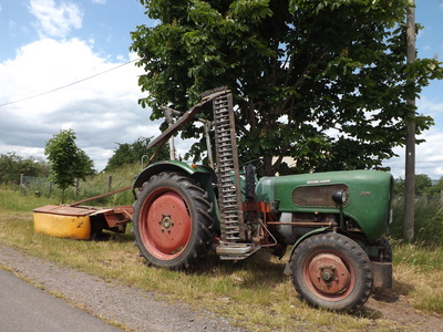 Alter Traktor mit Mähwerk