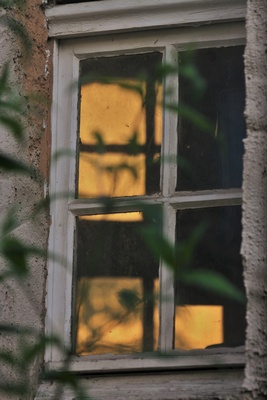 Alte Fensterpartie im Lichtspiel
