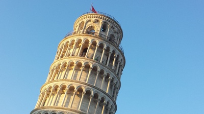 Schiefer Turm von Pisa im letzten Tageslicht