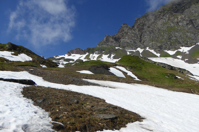 Letzte Schneereste vor dem Jochpass