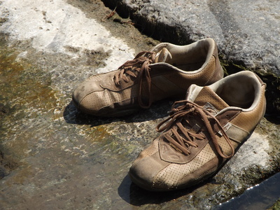 Alte Schuhe am Fluss