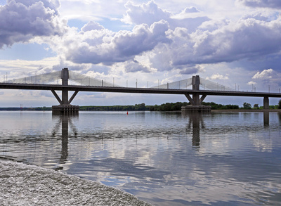 Die Donaubrücke Neues Europa . . . .