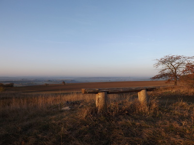 Kleine Bank in der Abendsonne