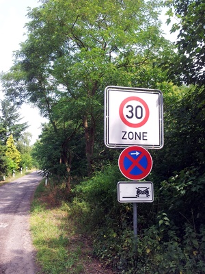 Achtung - 30 Zone und Parkverbot