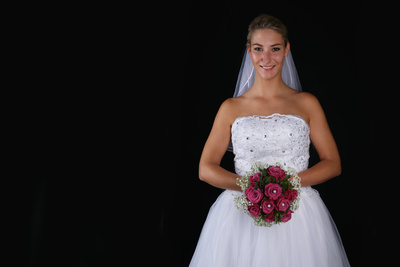 Braut auf schwarzem Hintergrund