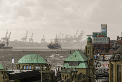 Hamburger Hafen im Regen