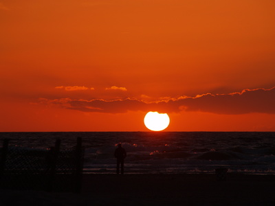 Die Sonne berührt das Meer