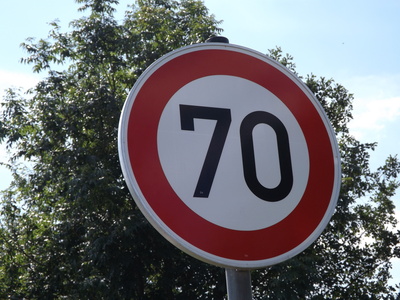 Schild 70 Km/h Höchstgeschwindigkeit
